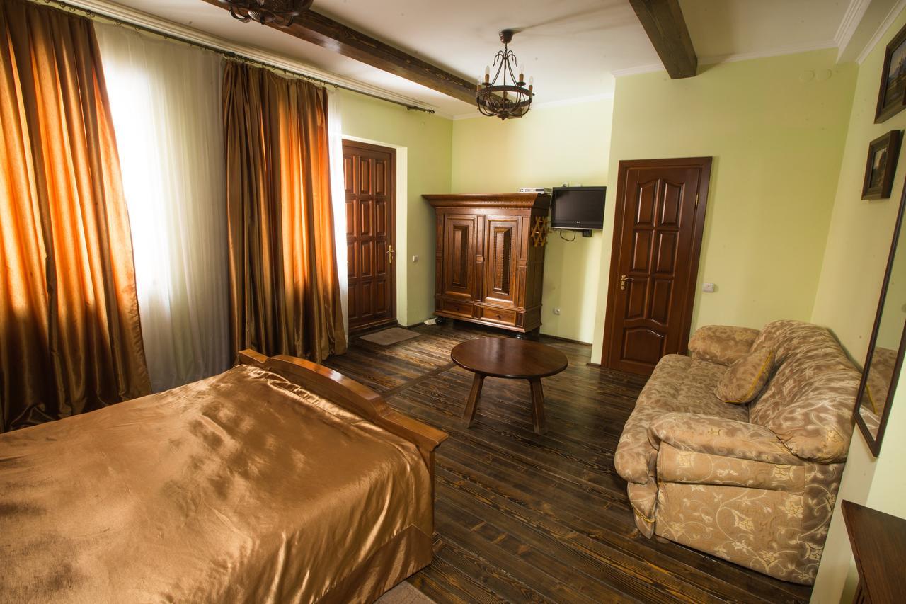Magnat Lux Hotel Černovice Exteriér fotografie