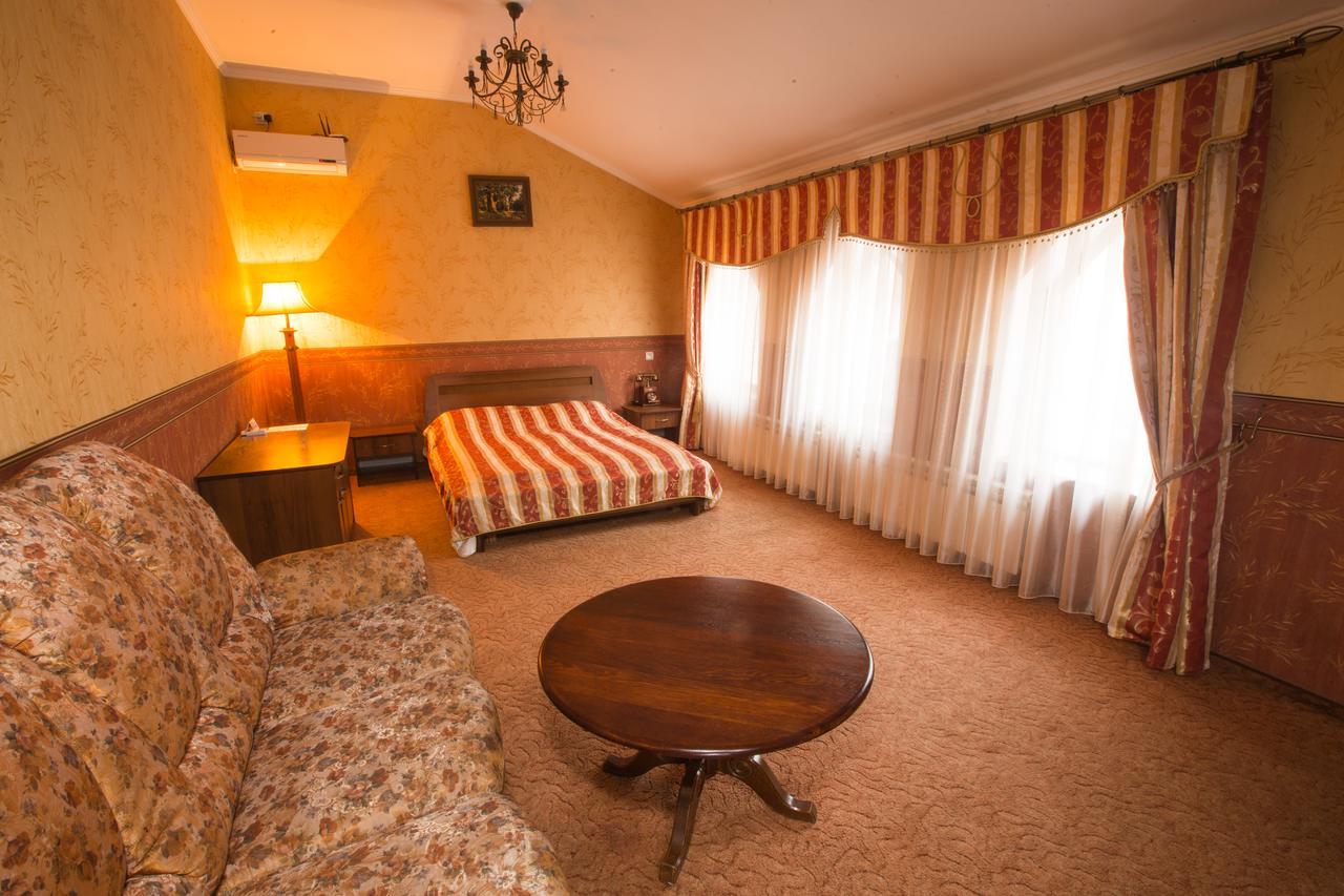 Magnat Lux Hotel Černovice Exteriér fotografie